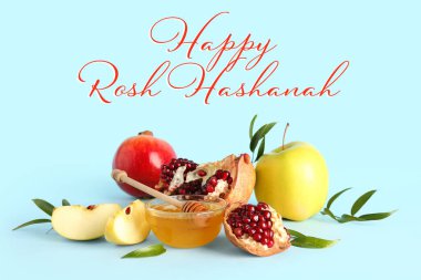 Rosh Hashanah kutlaması için bir kase bal, nar ve elma (Yahudi Yeni Yılı) mavi arka planda