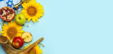 Rosh Hashanah (Yahudi Yeni Yılı) için besteler mavi arka planda ve metin için boşluk ile kutlanıyor