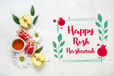 Arkaplanda bal, taze meyve, çiçek ve bitki yaprakları olan kompozisyon. Rosh hashanah (Yahudi Yeni Yılı) kutlaması