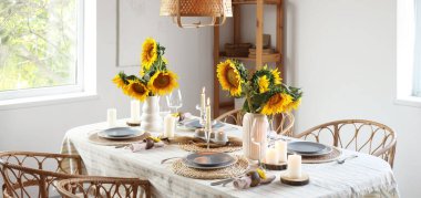 Servis masasında güzel ayçiçekleri olan vazolar