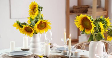 Yemek odasında ayçiçekli masa ayarları.