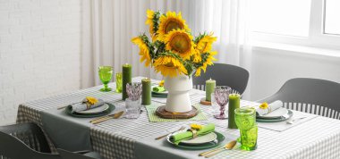 Yemek odasında ayçiçekleriyle servis edilen masa.