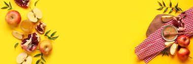 Sarı arka planda bal ve meyveli kompozisyon. Rosh hashanah (Yahudi Yeni Yılı) kutlaması