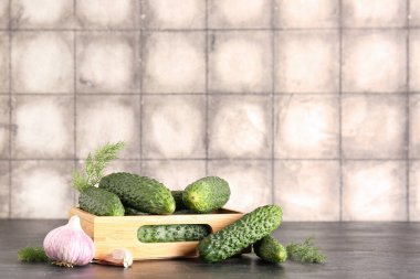 Masada taze salatalıklı ahşap kutu.