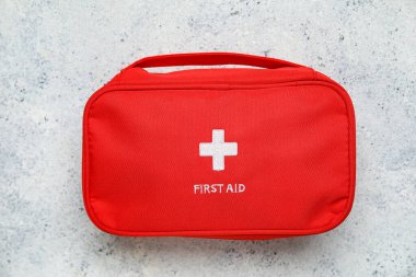 Grunge beyaz arkaplan üzerinde ilk yardım kiti