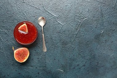 Koyu arkaplanda bir kase incir reçeli.