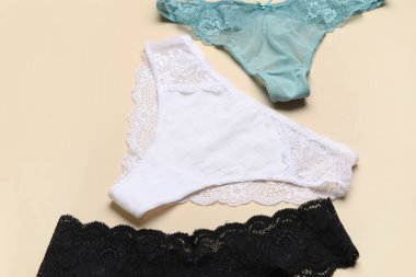 Renkli arka planda farklı kadın külotları, yakın plan.