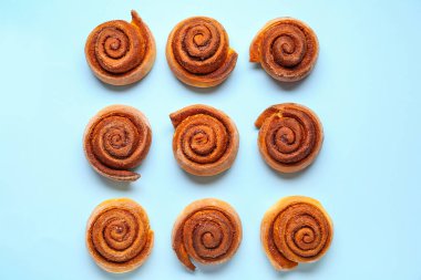 Mavi arka planda lezzetli tarçınlı rulo