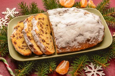 Kırmızı arka planda lezzetli Noel aromalı kompozisyon