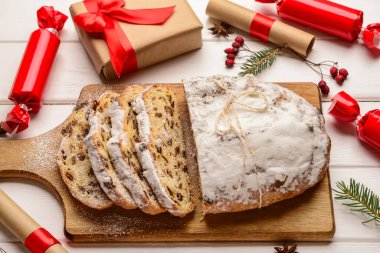 Beyaz ahşap arka planda lezzetli Noel aromalı kompozisyon