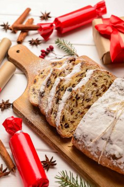 Beyaz ahşap arka planda lezzetli Noel aromalı kompozisyon