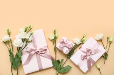 Hediye kutuları ve bej arka planda güzel beyaz Eustoma çiçekleri. Uluslararası Kadınlar Günü