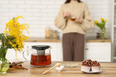 Çörekli çaydanlık ve mutfaktaki masada bal.