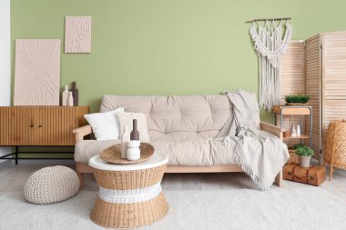 Oturma odasının iç dekorasyonu çok şık.