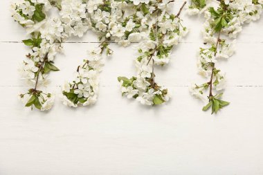 Beyaz ahşap arka planda çiçek açan güzel dallar.