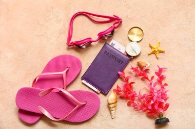 Renk arkaplan üzerinde pasaport, plaj aksesuarları ve pusula içeren kompozisyon