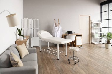 Kanepesi, kanepesi ve doktorunun çalışma yeri olan bir muayenehane.