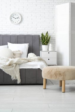 Şık bir yatak, komodin ve güzel bir yatak odası.