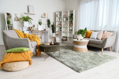 Büyülü özellikleri, kanepesi ve koltuğu olan bir cadı odası.