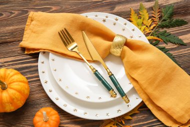 Ahşap zemin üzerinde taze balkabakları ve yaprakları olan güzel bir masa.