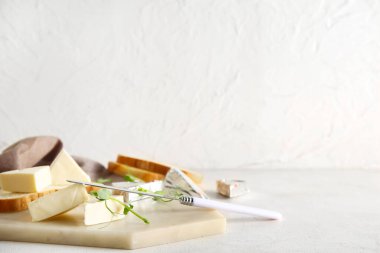 Lezzetli işlenmiş peynir üçgenleri ve beyaz arka planda mikro yeşili olan tahta