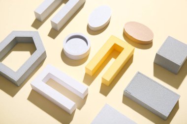 Renk arkaplanı üzerinde farklı yapı taşları olan kompozisyon