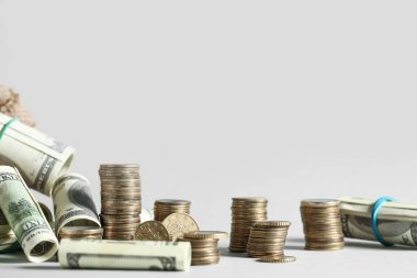 Gri zemin üzerinde dolar olan altın sikkeler