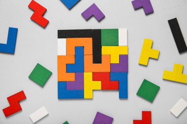 Gri arka planda çok farklı renkli bloklar var. Mantık kavramı