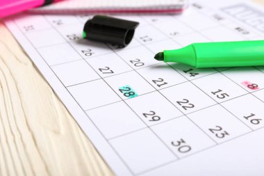 Beyaz ahşap arka planda işaretleri olan takvim. Planlama kavramı