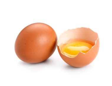 Beyaz arka plan üzerinde kahverengi tavuk yumurtası