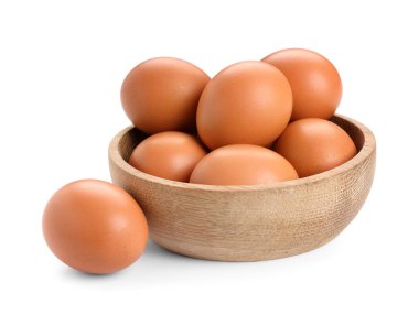 Beyaz arka planda kahverengi tavuk yumurtalı ahşap kase.