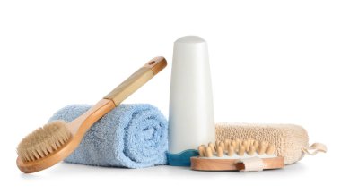 Beyaz arka planda izole edilmiş duş jeli, havlu ve masaj vücut fırçası ile kompozisyon