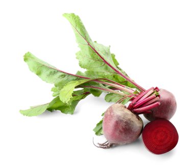 Beyaz arka plan üzerinde taze beetroots