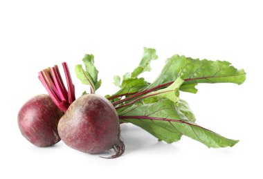 Beyaz arka plan üzerinde taze beetroots
