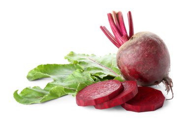 Beyaz arka planda dilimleri olan taze pancar kökü