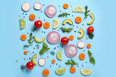 Fesleğen yapraklı, roka ve narenciye arkaplanda farklı taze sebzeler.