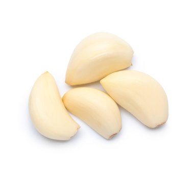 Beyaz arka plan üzerinde diş taze sarımsak