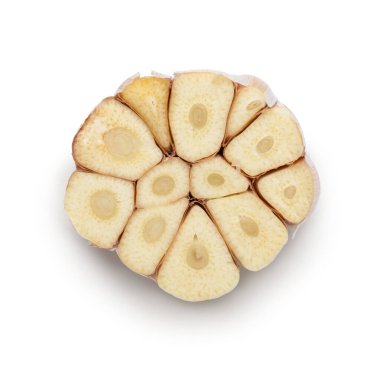 Beyaz arkaplanda taze sarımsak kes