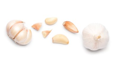 Beyaz arka plan üzerinde taze sarımsak