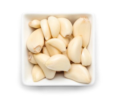 Beyaz arka planda taze sarımsaklı karanfil kasesi