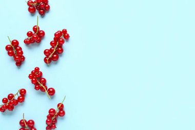 Mavi arkaplanda taze kırmızı üzümler