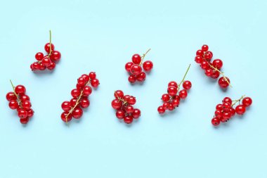 Mavi arkaplanda taze kırmızı üzümler