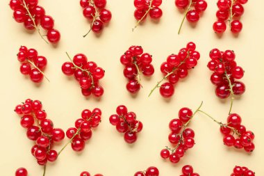 Sarı arkaplanda taze kırmızı üzümler