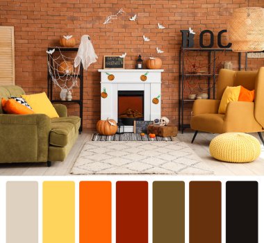 Cadılar Bayramı için dekore edilmiş oturma odasının içinde şömine, kanepe ve koltuk var.