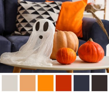 Cadılar Bayramı için dekore edilmiş şık oturma odasındaki sehpada hayaletler ve balkabakları var.