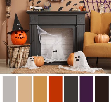 İçinde şömine, koltuk, balkabağı ve Cadılar Bayramı süslemeleri olan oturma odası.