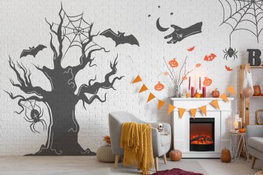 Şömineli ve Cadılar Bayramı dekorlu festival salonu.