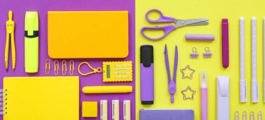 Renk arkaplanı üzerinde farklı kırtasiye malzemesi olan kompozisyon