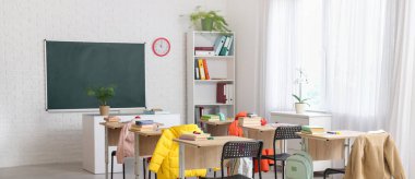 Kara tahtalı, masalı ve raf üniteli sınıfın içi