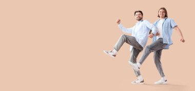 Bej arka planda, mesaj için yeri olan komik genç adamlar.